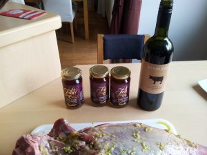 Mit Rotwein ablöschen und Lammfond angießen