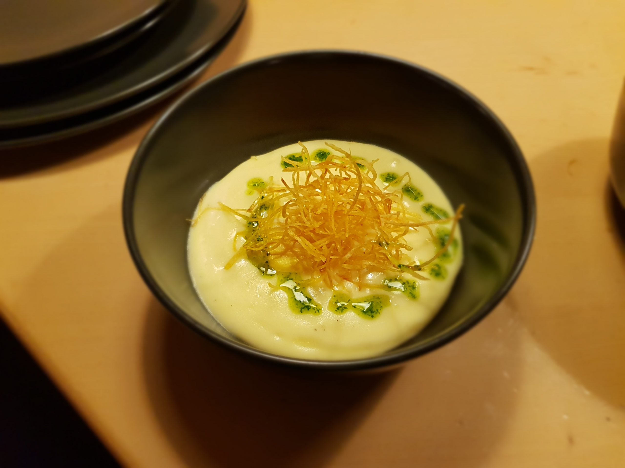 Getrüffelter Kartoffelschaum mit pochiertem Dotter, Kartoffelstroh und ...